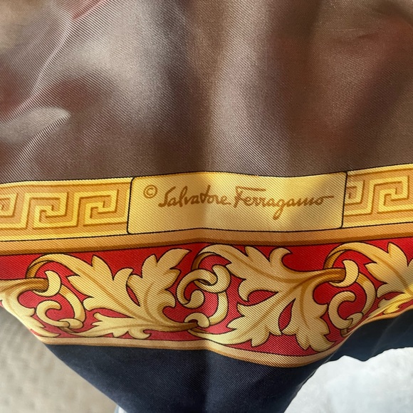 Rare Vintage Salvatore Ferragamo Silk Scarf, Parrot 🦜 Tropical Bird Theme - Picture 6 of 10